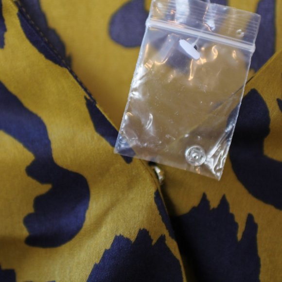 NWT Patterned Blouse - Picture 6 of 8